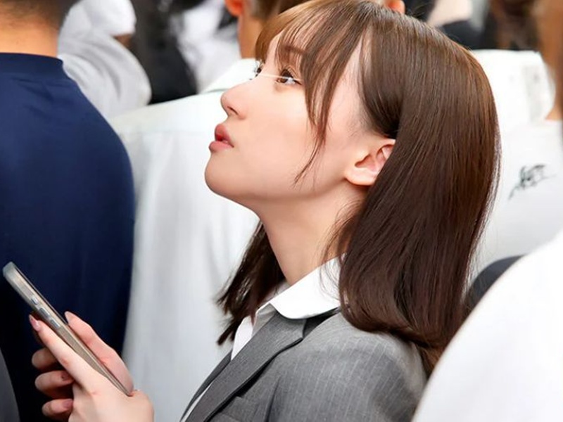 【電車痴漢】「やだ…触られてるわ…」通勤中のスーツ姿のエロ顔の美人女性社員が社内でフェラしてセックスされる！