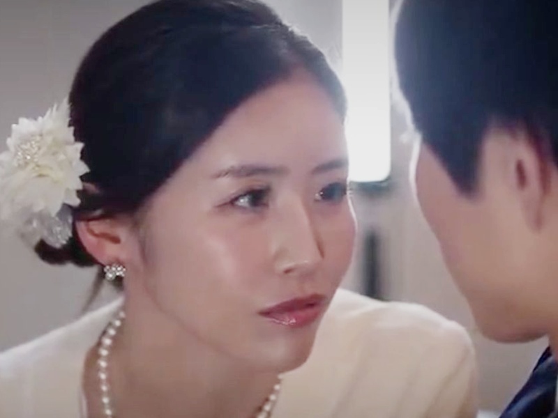 【貧乳の義母】「卒業おめでとう♡」エロ美乳なおばさん主婦が義理の息子が大人になった途端に近親相姦セックス！宮下華奈