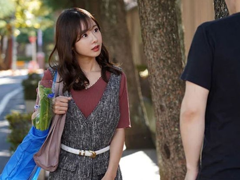 【巨乳妻】「旦那がモラハラで家出してきたの...」偶然出会ったロリ顔の幼なじみがスレンダーエロ美乳な主婦に変身してて…