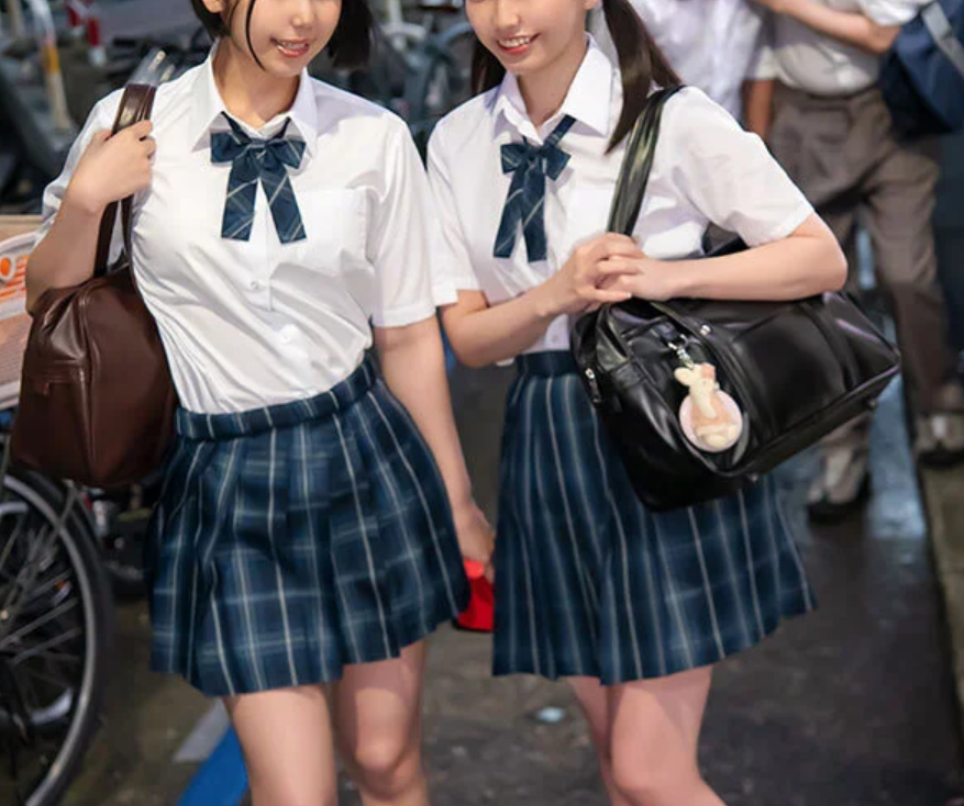 【ミニスカ女子高生】「男子の家に呼ばれたんだけど...」2人のロリ顔制服美少女JKが男の家に呼ばれると…エロ不順異性性交に！