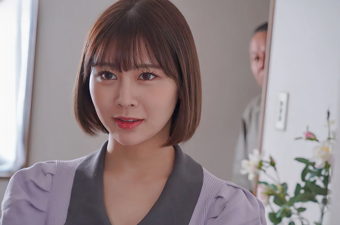 【レイプ】「こんな汚いオジサンに…」エロ美乳な美少女が住宅の清掃員の中年男に犯されてしまう！