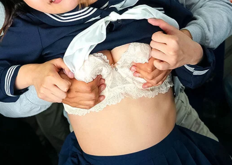 【痴漢される女子校生】「この超改造の電マなら…」セーラー服のロリ顔美少女が振動回数86倍の電マでバス内でイカされる！