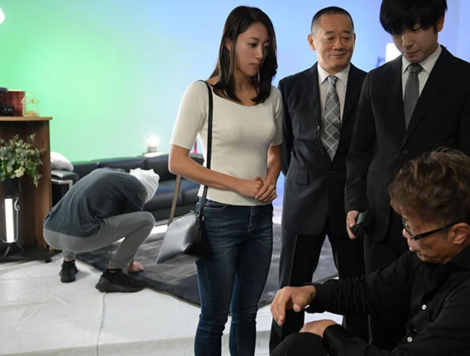 【若妻NTR】「ヌードモデルなんてバレたくない…」スレンダーエロ美乳な美人おばさん主婦がエロ写真撮影を上司にバレてしまい…