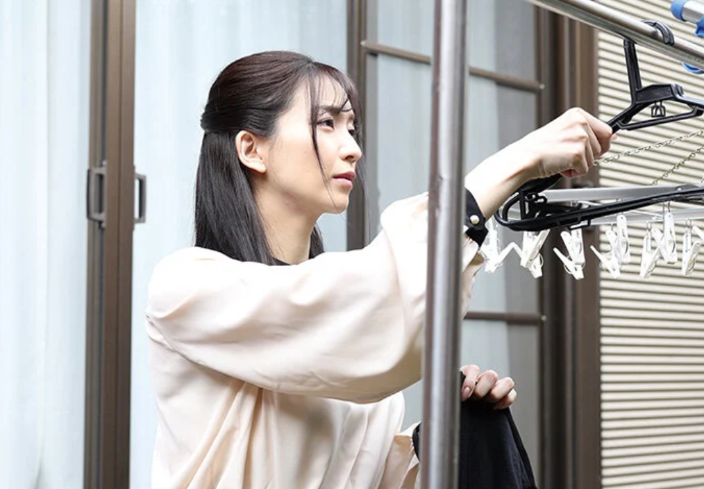 【ふしだらな妻】「ホスト遊びしてただろ？」旦那とレスで欲求不満なエロ美乳な美人主婦が隣人に見られてしまい…鈴木真夕