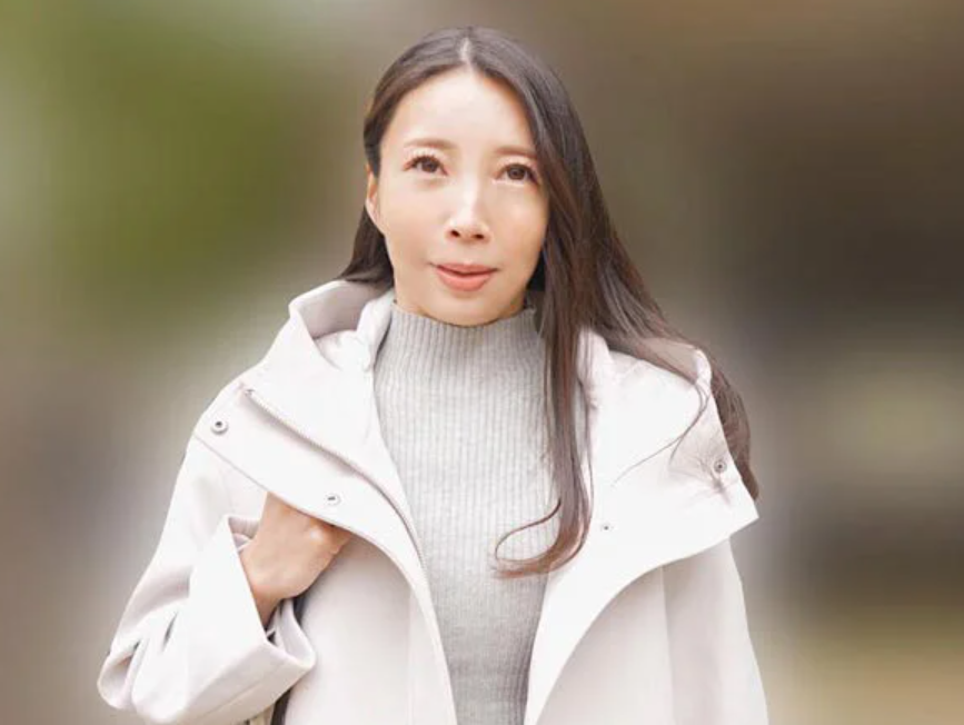【本物人妻】「４５歳ですケド…」欲求不満なエロ美乳なおばさん主婦が妖艶な喘ぎ声をあげながらスケベ性交！