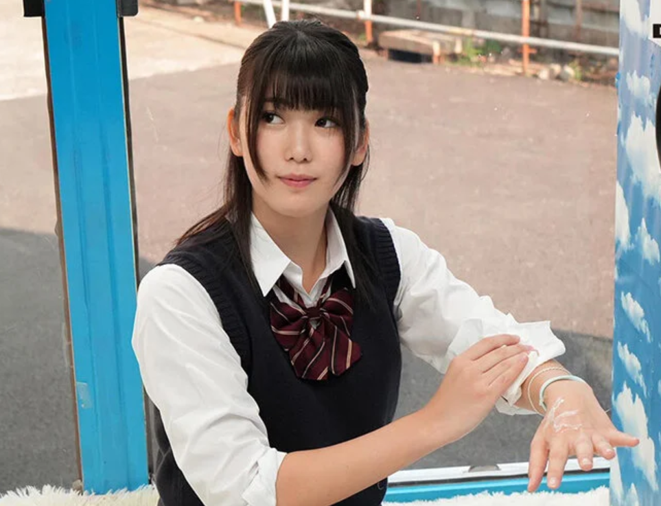 【マジックミラー号】「絶対コレなんですケド…」彼のチ●ポ当てクイズに挑戦する制服姿のエロロリ美少女JKですが外れると…