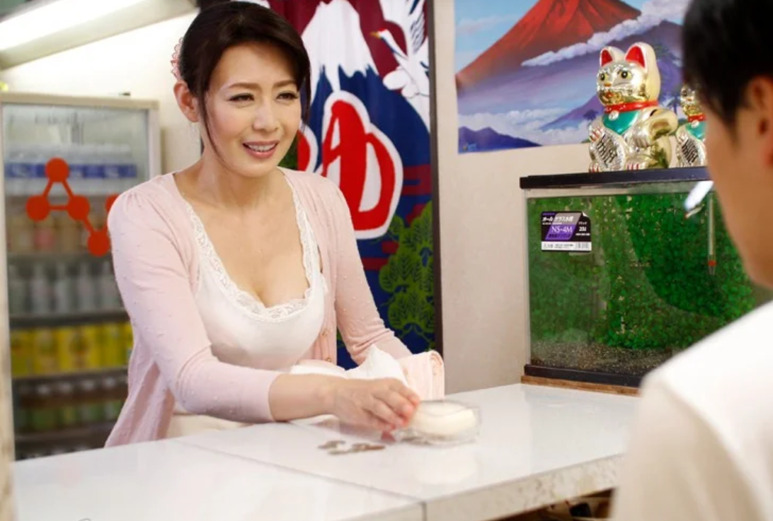 【熟妻不倫】「こんな綺麗な人が客だったら…」銭湯客のエロ巨尻で美乳なおばさん主婦が番台に欲情されて脱衣所でセックス！