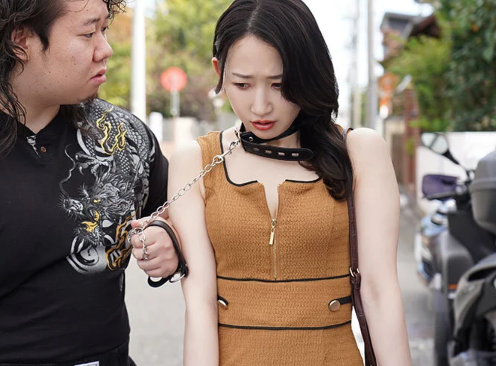 【貧乳熟女】「お金は…返せません…」スレンダーエロ美乳なおばさん主婦が旦那の借金の代わりに体を求められてしまい…