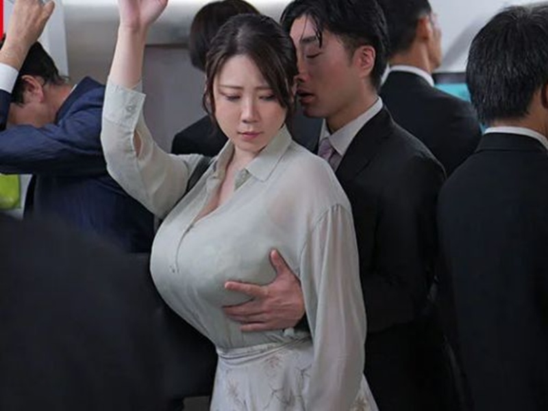 【痴漢】「あんな爆乳見せられたら触りたくなるっしょ...」エロデカ尻で超乳な美人OLが車内でカラダを弄られてしまい…