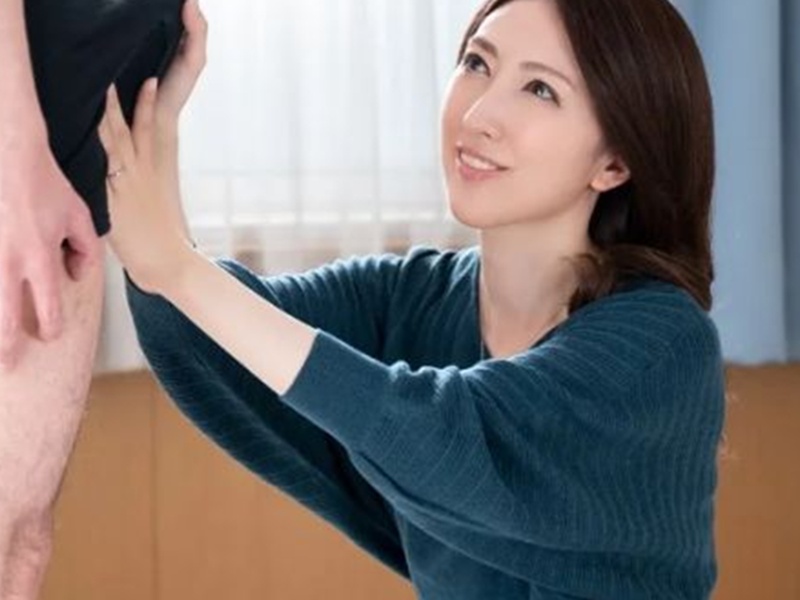 【熟女】「こんなオバサンが相手は嫌かしら…？♡」エロ美乳な美魔女がスケベな性技で若い男を筆おろししちゃう