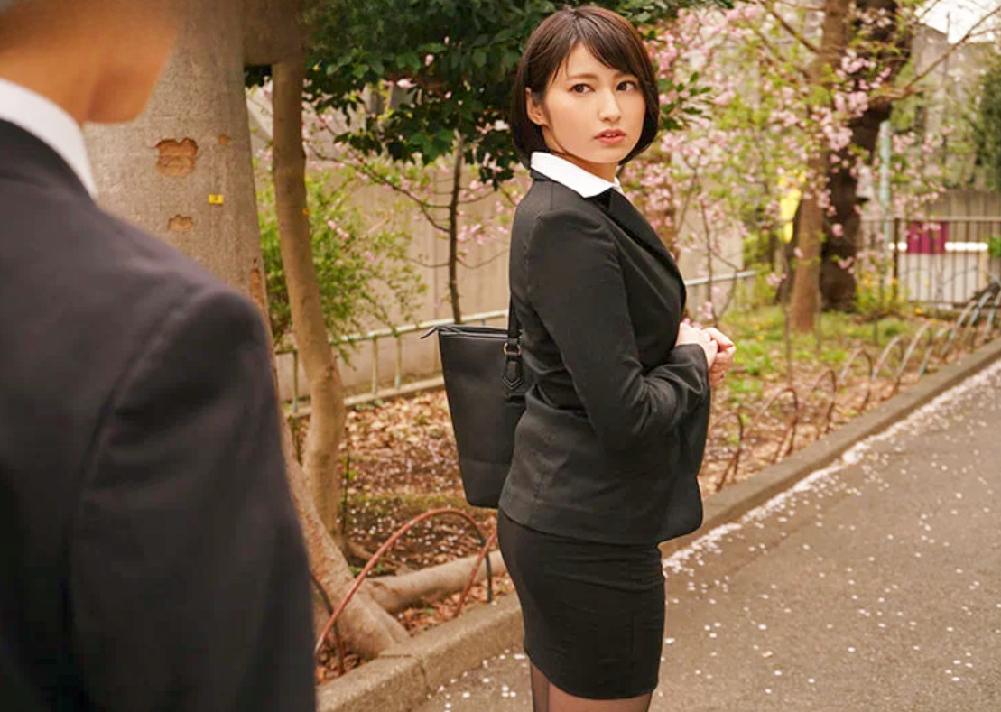 【人妻熟女】「仕事は出来ないクセにデカチンなのね...」スレンダーエロ美乳なおばさん主婦が後輩と同部屋になり…本田瞳