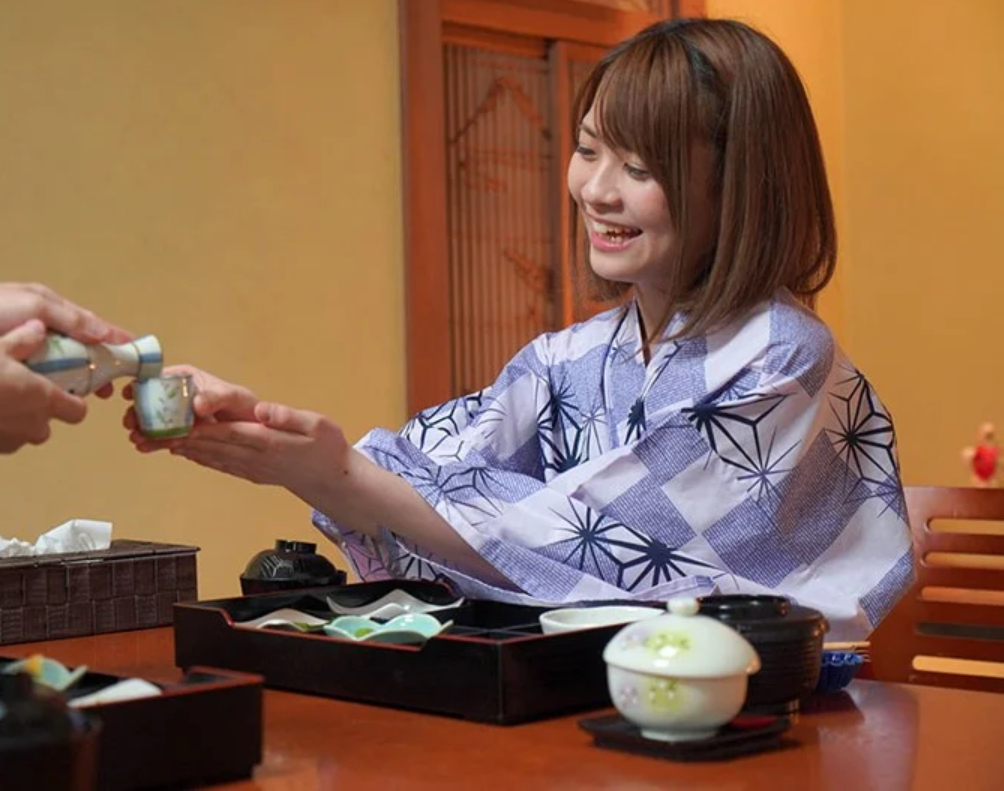 【不倫NTR】「私…妻子持ちの男にしか興味なくて...」あざと可愛いと評判のスレンダーエロ美乳な美少女が不倫旅行に！