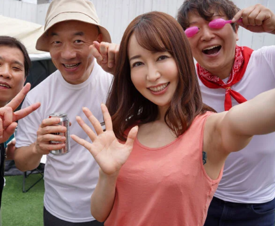 【熟妻NTR】「へぇー、町のイベント会かぁ...」軽い気持ちで街の集いに参加するスレンダーエロ美乳なおばさん主婦ですが…