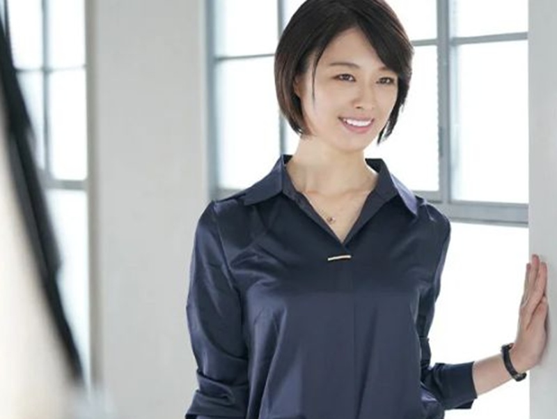 【本物人妻37歳】「昔はモデルもしてまして…」スレンダーエロ美乳なおばさん熟女がカメラの前でスケベ行為するAVデビュー！