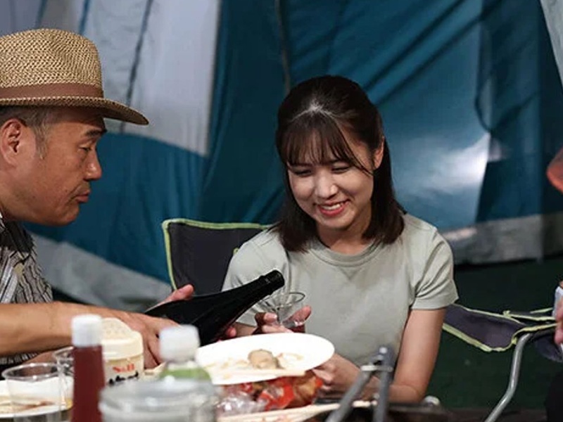 【ながえスタイル】「あなた…わたし、町内会の人とキャンプに行くわ…」エロ美乳な美人主婦が中年男達にテント内で犯される