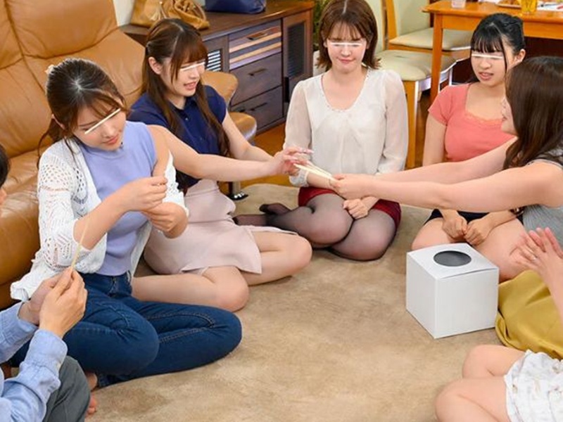 【王様ゲームする人妻たち】「今日は歓迎会よ♡」セレブな奥様たちは新しい住人が来ると若い男を囲んでスケベな遊びを始めるようで…