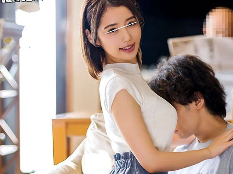 「義理の母」「スカートの中に隠れなさい…！」エロデカ尻な美人主婦が夫に隠れて義理の息子と背徳の近親相姦不倫セックス