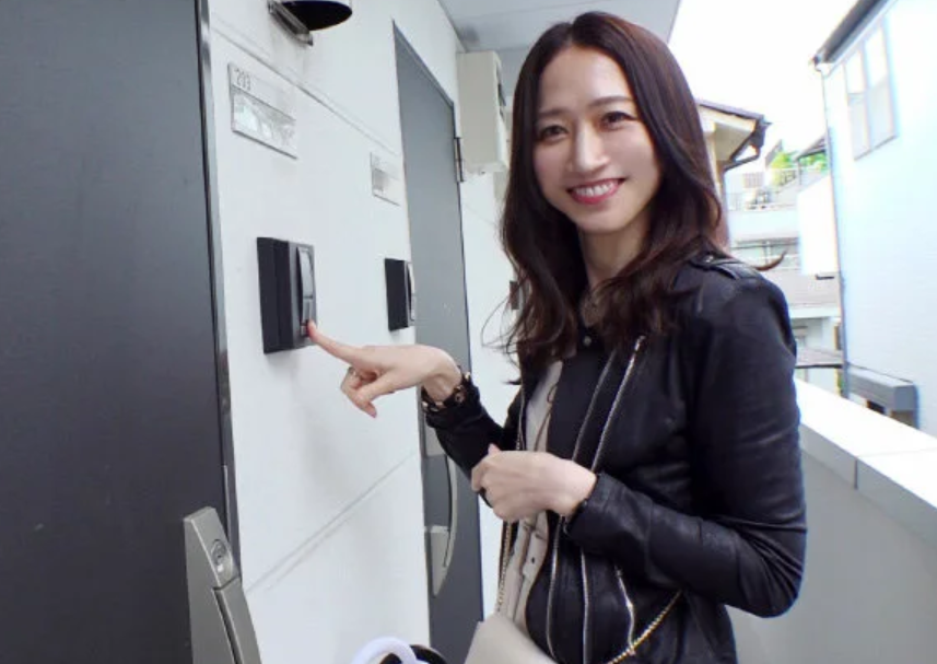 【私の美人妻を貸し出します】モテない男のためにスレンダーエロ美乳なおばさん主婦が派遣先でスケベなサービス！