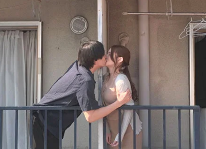 【隣の若妻】「あなたが悪いの…」白昼堂々近隣の若者と不貞行為をするスレンダーエロ美乳な美人主婦