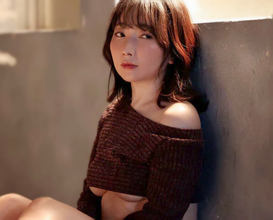 【32歳本物人妻】「夫の隣でオナニーしてます…」スレンダーエロ美乳なギャル風美人主婦は性欲解消のためにAV初出演！