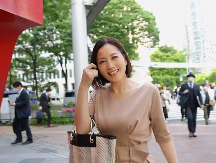 【本物人妻43歳】「まりこ…って呼んでください♡」自称美容師というおばさん主婦が性欲発散のためにAV初出演！