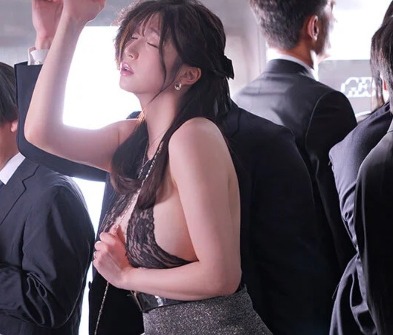 【人妻痴漢】「また…私を触って欲しい...」欲求不満すぎる美人主婦が男を誘惑するためにエロい姿で電車に乗り込みますが…