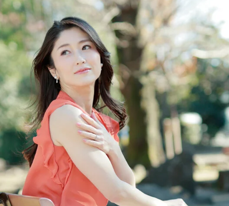 【本物人妻40歳】「アレこそ大人の色気だよな…」「思いっきり甘えたい！」と男性から大人気の四十路おばさんがAV出演！