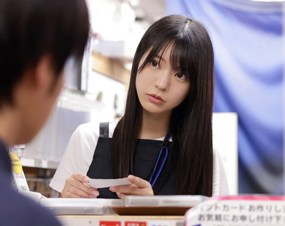 「エロビデオ借りる時軽蔑の目で見られるんだよなｗ」AV店のロリ顔美少女受付嬢が男に誘われ部屋でフェラしてセックスしちゃう！