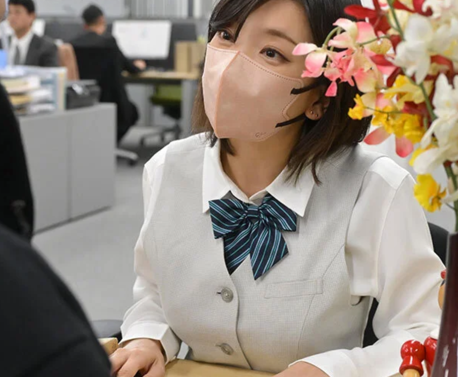 【人妻レイプ】「ほら！金を出せ！！」銀行に勤めるスレンダーエロ美乳な美人主婦が強盗にスケベに犯されてしまう！