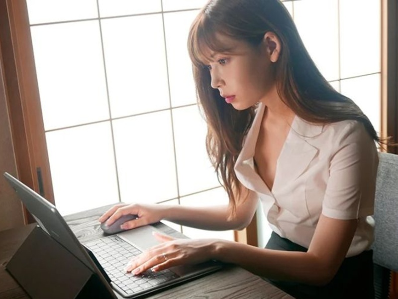 【人妻NTR】「会えないならせめてZoomでお話を…」スレンダーエロ美乳な美人OLが画面越しで不倫相手とスケベ行為！