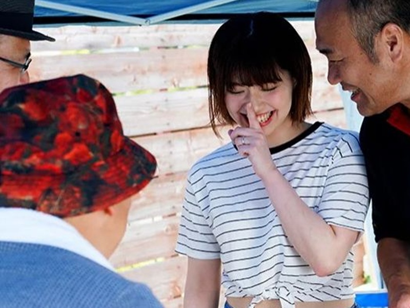 【人妻NTR】「あなた、私町内の人とキャンプシてくるわ…」スレンダーエロ美乳な美人主婦が中年オヤジに寝取られちゃう！