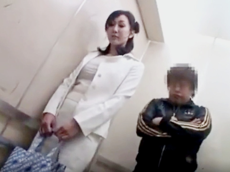 【人妻レイプ】エレベーター内で「こんばんは…寒いですね…」エロ美乳なおばさん主婦が狭い空間で男に話しかけられますが…