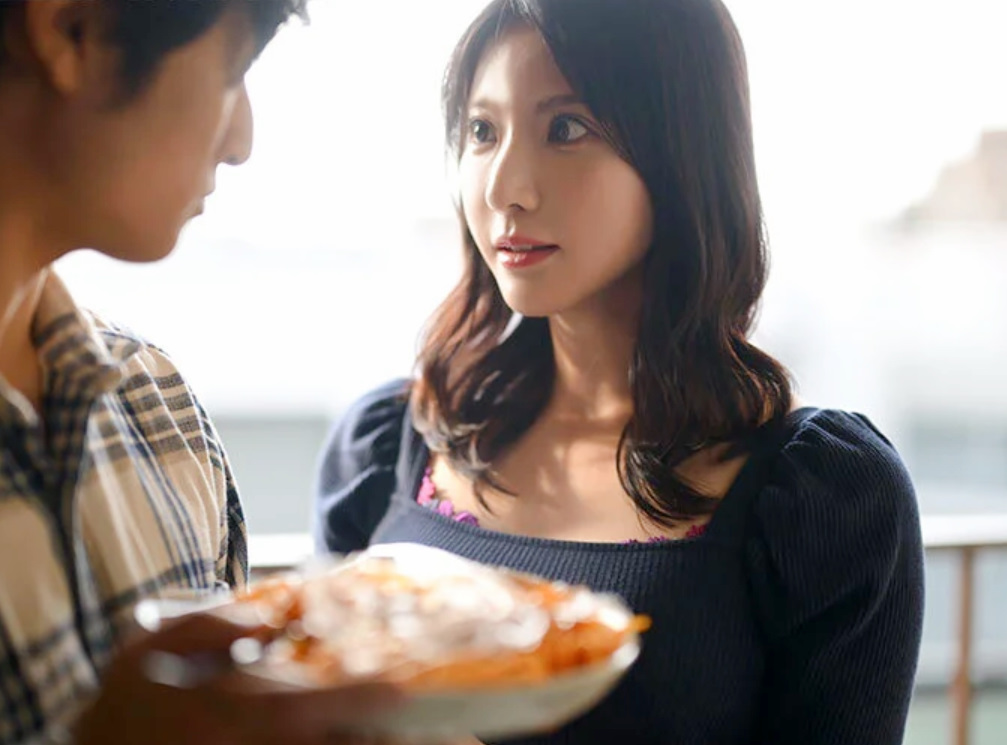 【向かいの塾妻】「ウチの人…今日はいないの…」エロデカ尻な美人妻が近く住まいの男に声かけ自宅で不埒な不倫しちゃう！