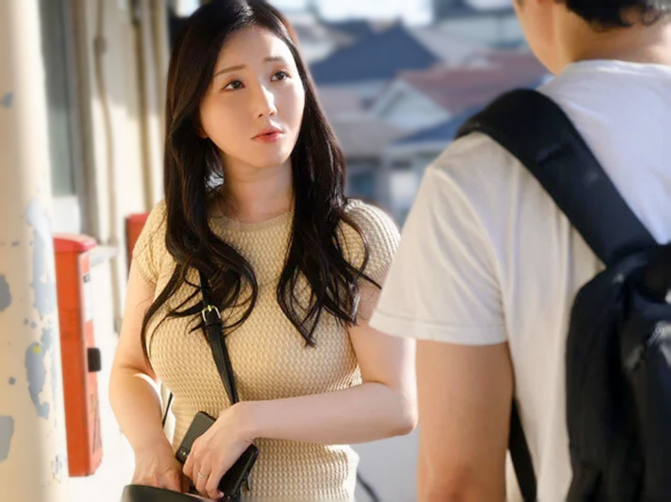 【隣の人妻】「このアパート…騒音がすごいわね…」スレンダーエロ美乳なおばさん主婦が近隣男に痴女プレイしちゃう！