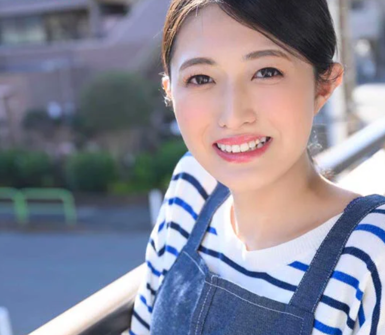 【本物人妻：30歳】「夫には内緒で今日は来ました…♡」スレンダーエロ美乳なおばさん主婦がアダルトビデオに初出演！