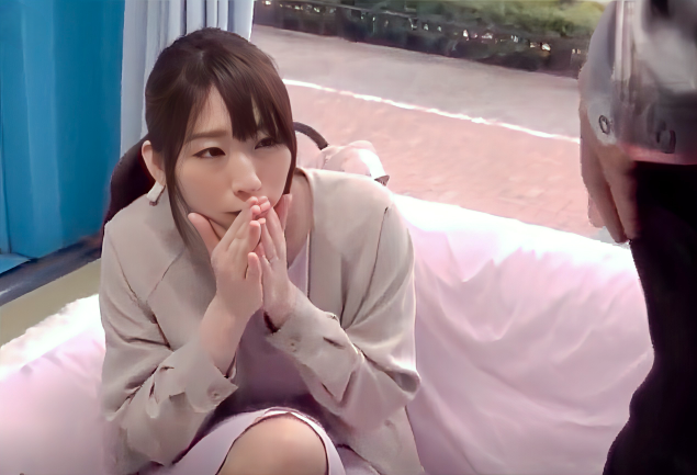 【MM号】”え…ちょっと待ってｗ夫のより大きそう…ｗ”下着越しでも分かる巨根に興味津々のママさんを旦那の前でハメてみた