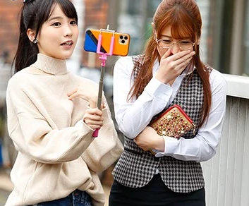 【レズビアン】”気持ちいいことしませんか...？♡”街中で見つけた可愛い素人美女をまさかの同性女子に口説かれてレズ行為へ