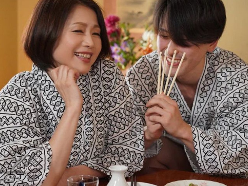 【温泉熟女】”いやだ～私おばさんだけど何が良いの？♡”偉そうな女上司を酒で酔わせて上機嫌にして犯したらあっさり堕ちた