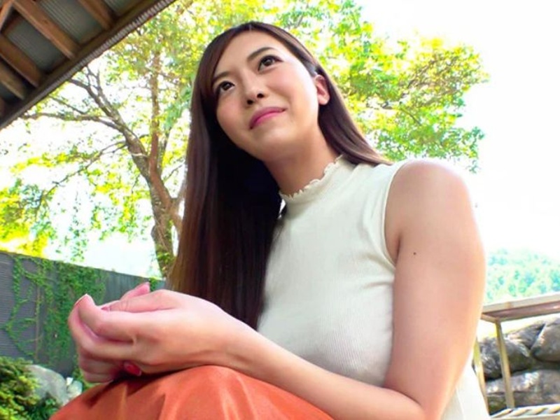 【28歳本物人妻】”夫とは月１～２回しかなくて…”巨乳なエロ奥さんが温泉不倫でいっぱいイッテみたいという願望を叶える！