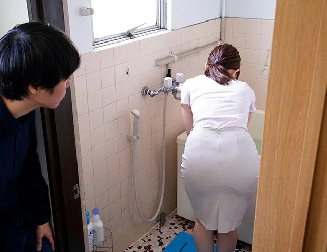 【人気不動産OL】”あぁぁ…お姉さんのお尻エロ過ぎます…”家のトラブルで点検に来た美女に欲情した男が襲うが女もその気で