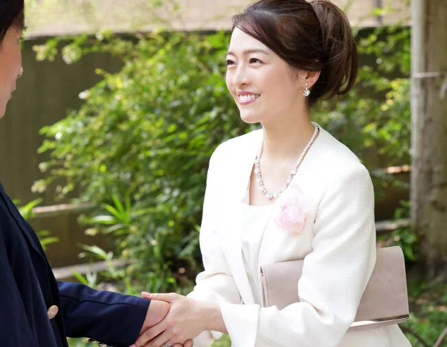 【卒業息子】”早いわね…もうあなたも立派なオトナなのね…♡”祝いにと夜通し語り合う義母にキスされ興奮した義理息子は…
