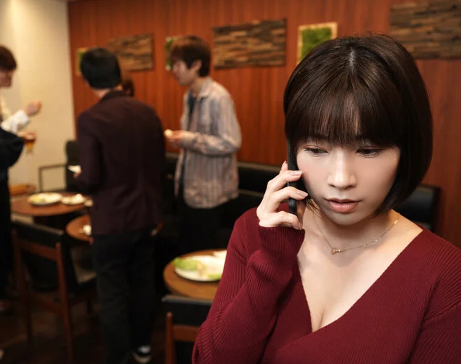 【人妻元担任】”同窓会で帰るの遅くなるわ…”夫とのすれ違いで寂しさを抱えた熟女が先生に惚れてた教え子と密室になり…
