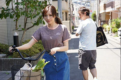 【向かいの主婦】”この人があんなにエロい身体だったなんて…”いつもは地味な主婦が窓越しにエロボディを見せつけてきて...