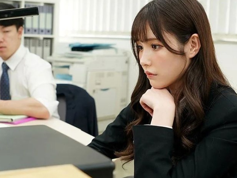 【女先輩OL】”仕事は残念だけどチ〇ポは上出来ね…♡”仕事先で美女と同じ部屋に…誘ってくるもんだから男の股間が暴走！