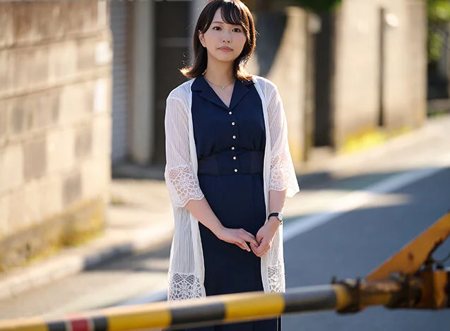 【新人美女奥さん】”ここの踏切…久しぶりに来たなぁ…”湘南の海を見ながら懐かしさに浸る人妻。旦那に嘘をつきAV出演へ