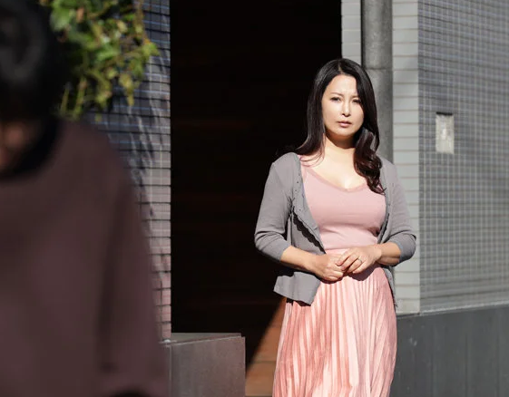 【初恋の人妻】”奥さん！最後に…セックスしてくれませんか…？”母の愛を知らない年下学生からの告白に受け入れた熟女は…