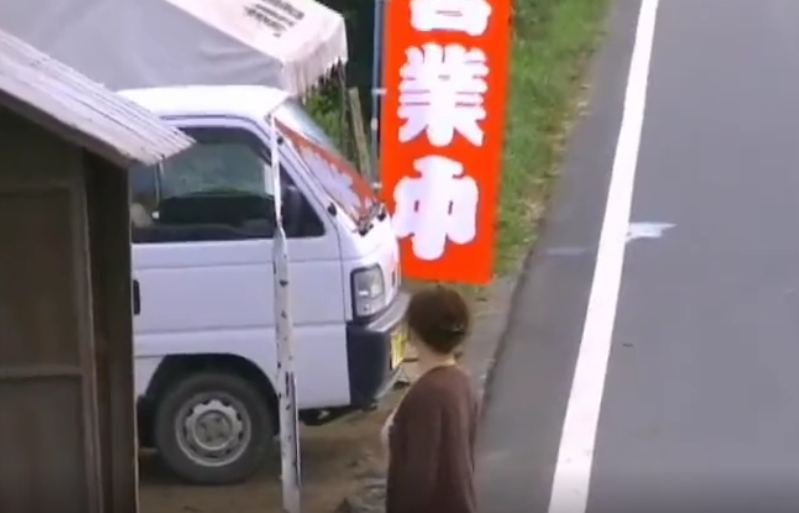 【ヘンリー塚本】”早く来ないかなぁ…♡”バス停でバスを待つ素振りの熟女。実は男を持っていて人目もはばからず野外SEX！