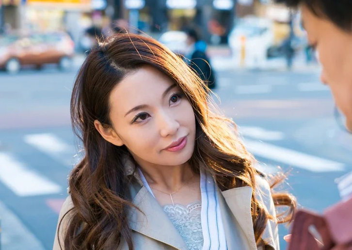【セレブ奥様】”常に気品のある女性でいるの大変なんです…”池袋を歩く美女人妻をナンパしたら実は欲求不満だったようで…