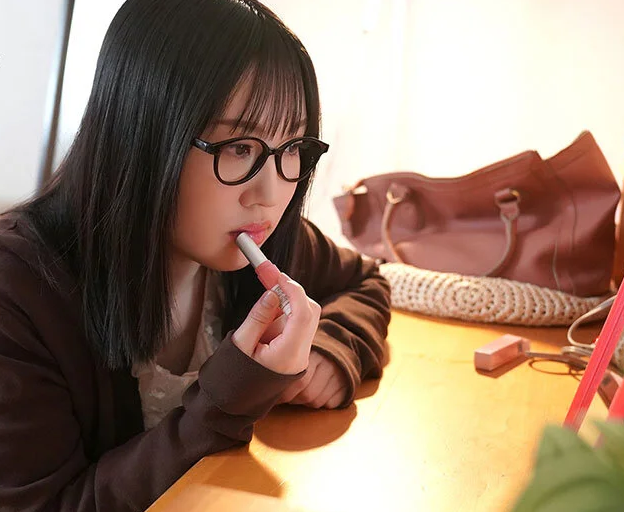 【地味メガネ美女】”化粧したらこんなに綺麗なのか…”普段目立たない干物女のメガネ義理姉が実は美人でドストライクした男