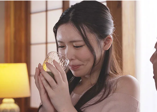 【輪姦人妻】”さぁさぁ！村自慢の薬膳茶だよ！飲んでみな…ｗ”田舎の村に引っ越してきた美人奥さんがおじさん達に狙われて